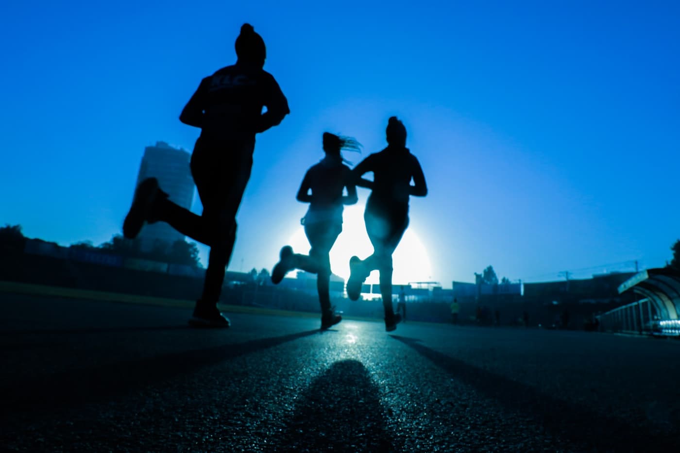 Koşu yapan sporcular — ön çapraz bağ yaralanması riski